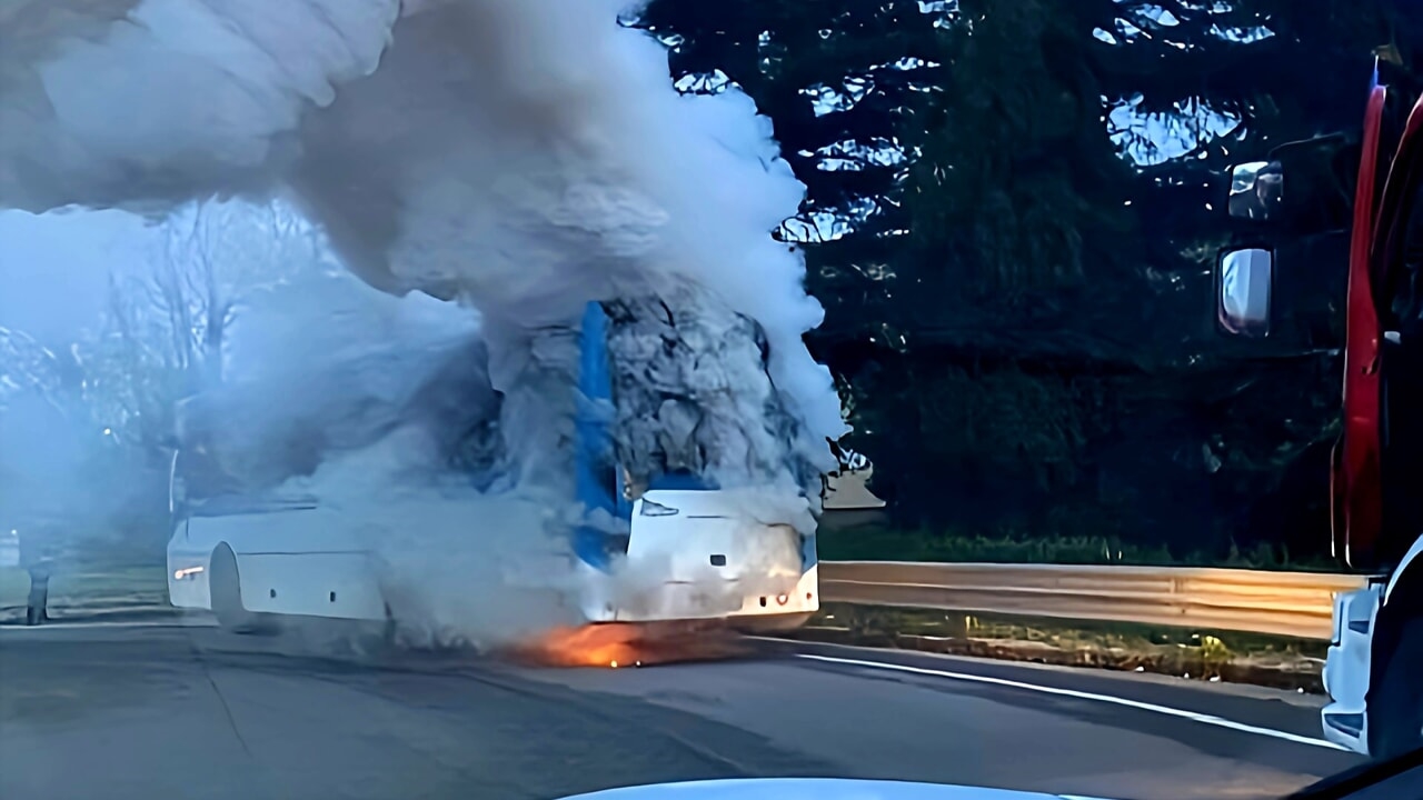 Paura ad Avellino: pullman dell’Air prende fuoco