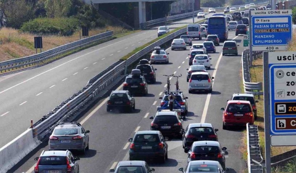 Cinque camion coinvolti in incidente sull’A4. Traffico in tilt