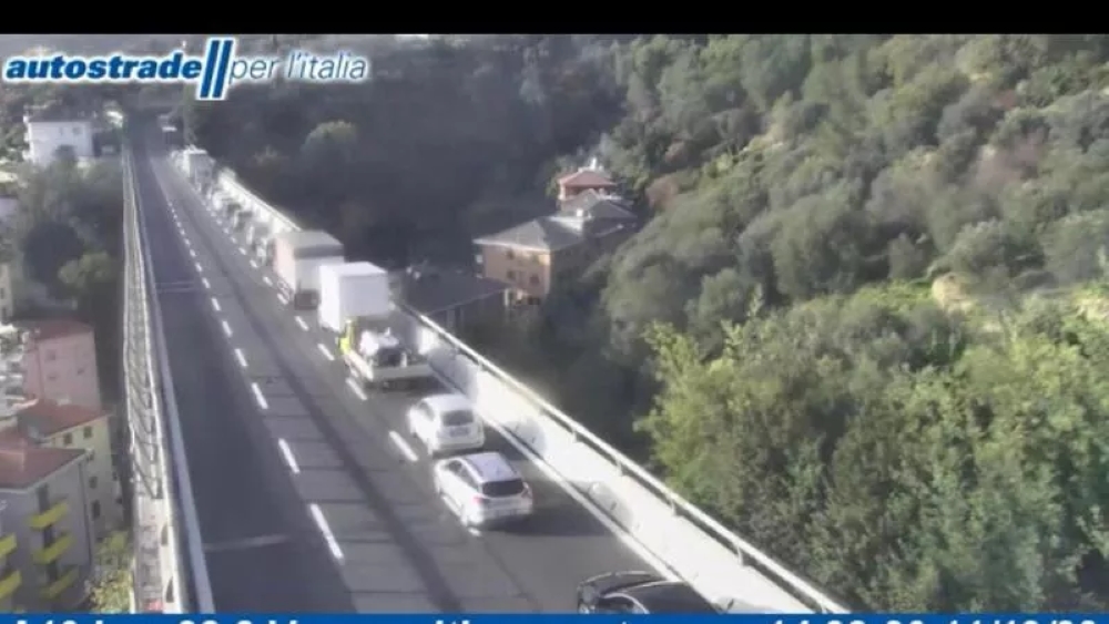 Grave incidente sul viadotto Teiro in Liguria: coinvolti tre camion e un’auto