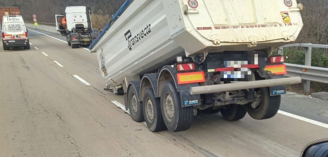 Camion perde il semirimorchio in A7