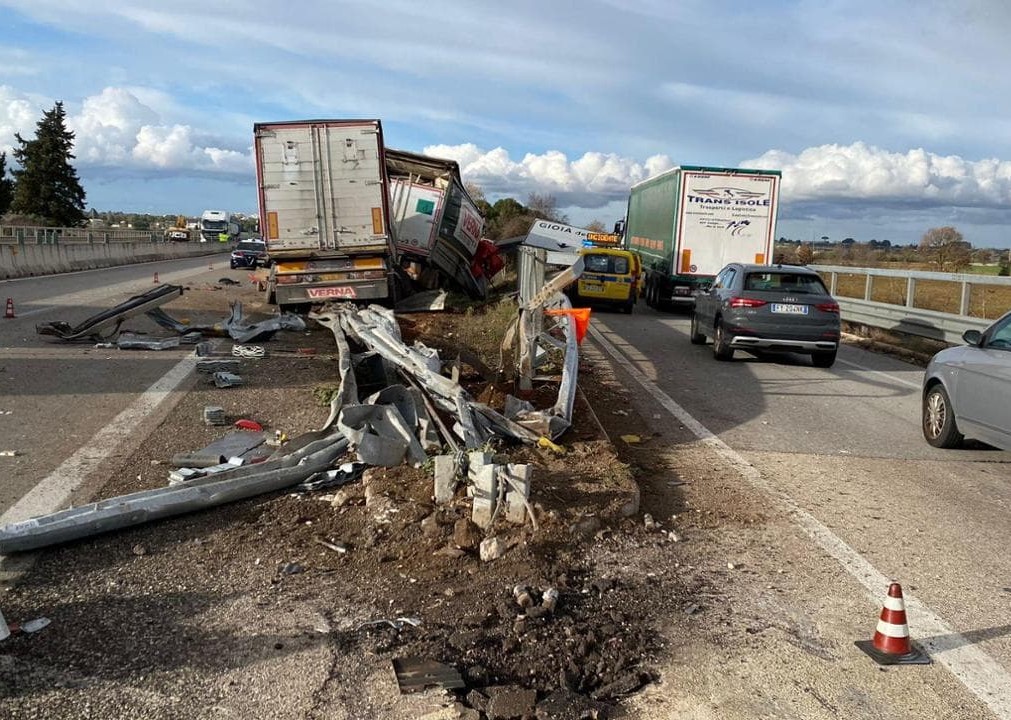 Camion sfonda guard rail a Gioia del Colle