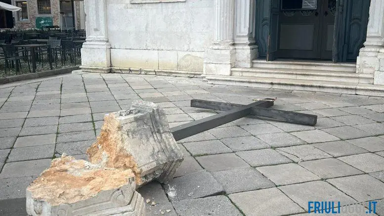 Udine: camion abbatte Croce di San Giacomo