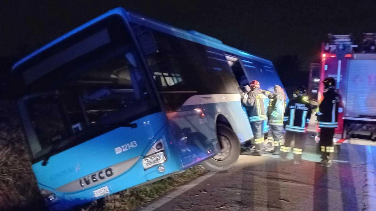Autobus nel fosso: cinque feriti in provincia di Bologna