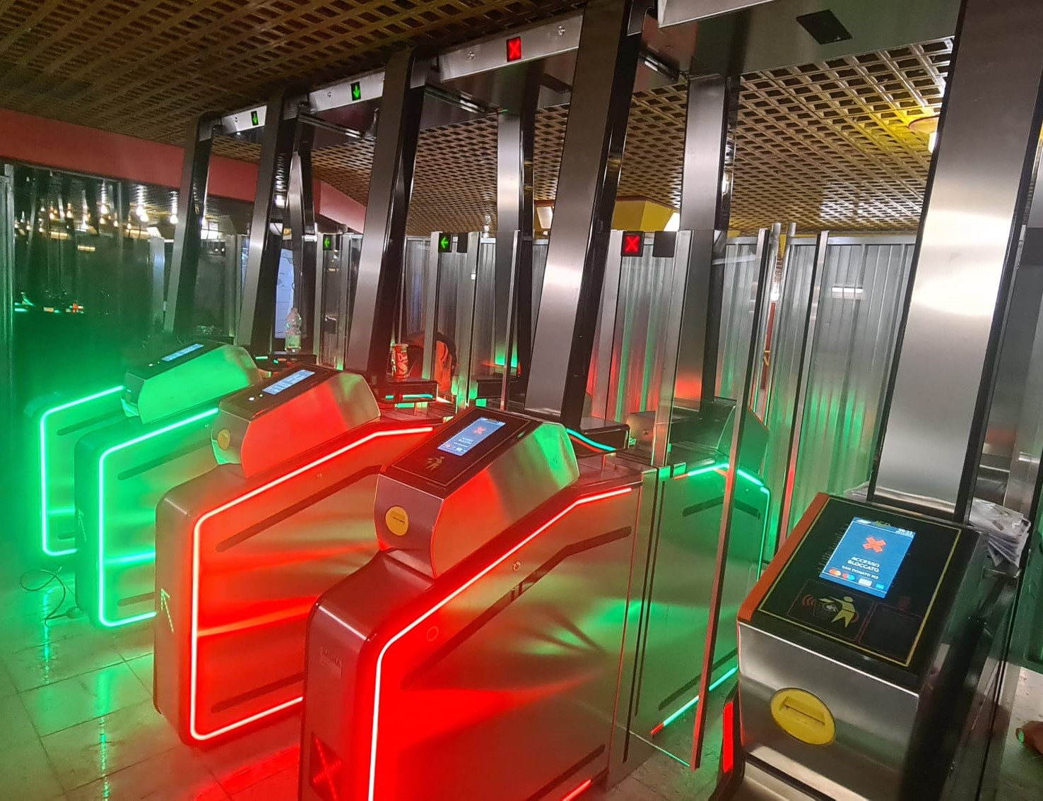 Metropolitana Milano: ATM installa nuovi tornelli alti contro l’evasione tariffaria