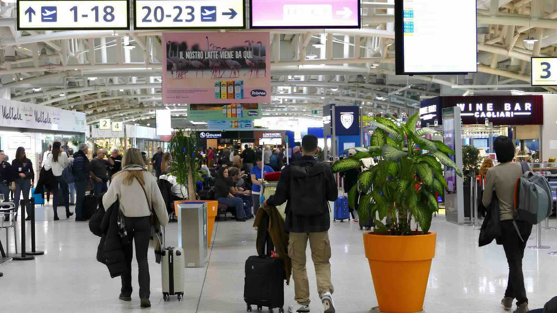 Voli aerei dirottati e ritardi all’aeroporto di Cagliari per nebbia