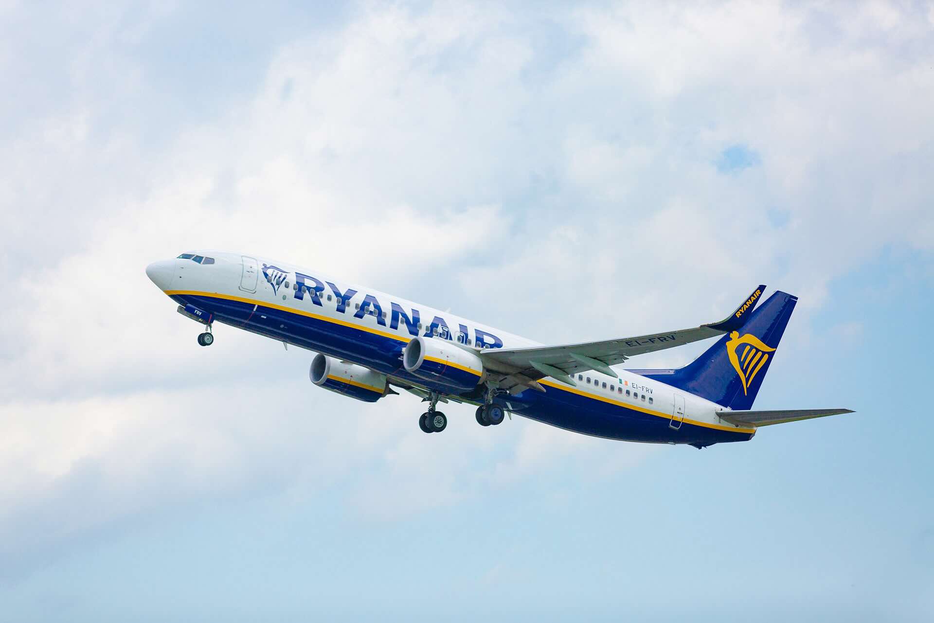 Ryanair: nuova partnership con On the Beach per i voli aerei e pacchetti vacanza