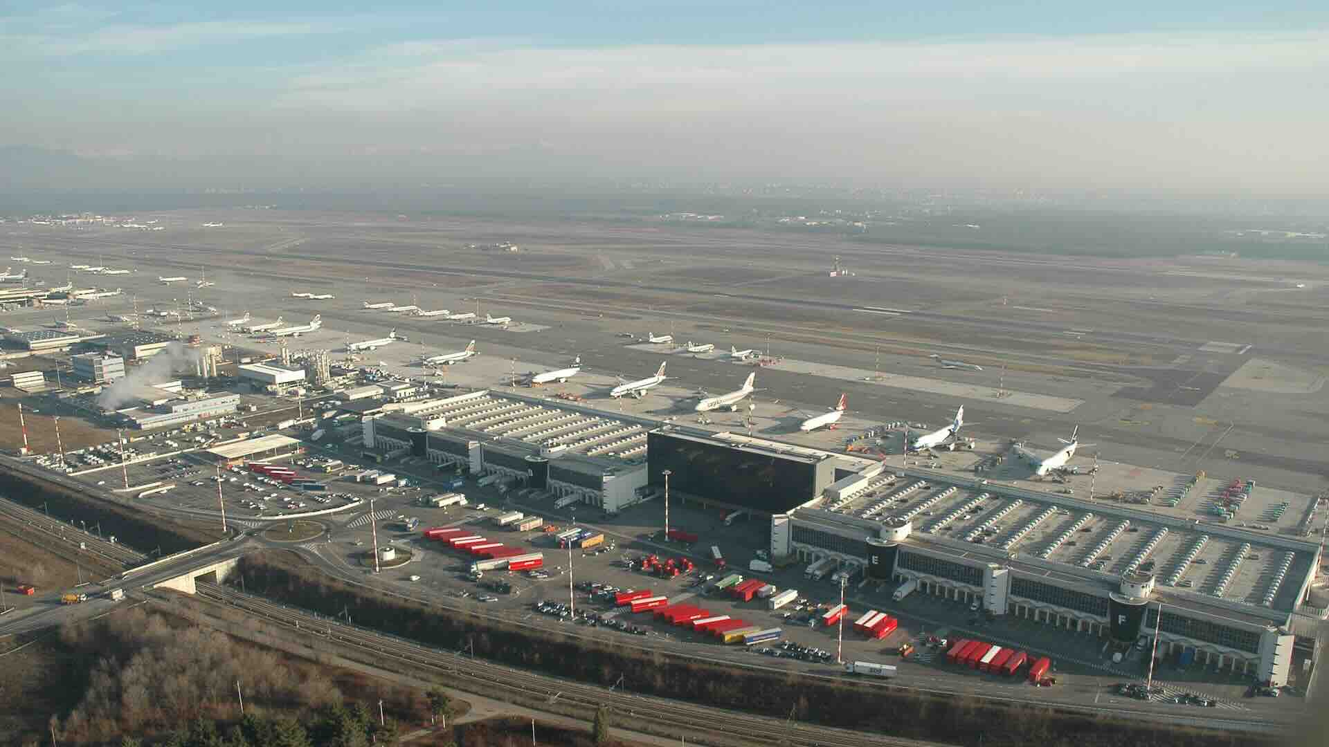 Aeroporto di Malpensa, merci bloccate: trasporto cargo aereo paralizzato, intervento urgente