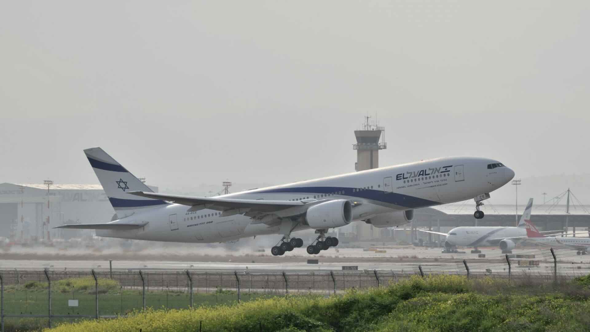 Volo aereo israeliano El Al dirottato: passeggero tenta di entrare con forza nella cabina di pilotaggio