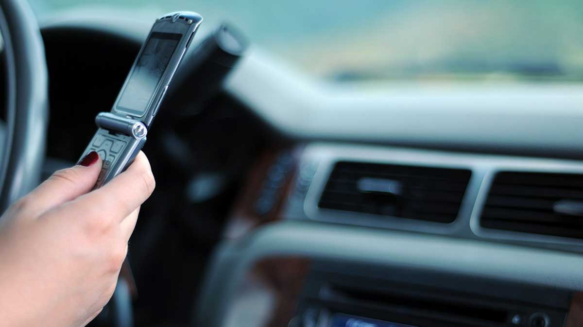 Cellulare alla guida: cosa è permesso e cosa dice il Codice della Strada