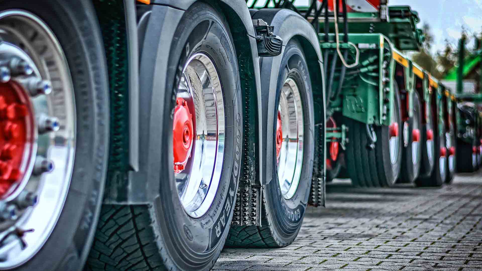 Camion ecologici più lunghi e pesanti: via libera dalla Ue alle nuove norme su pesi e dimensioni