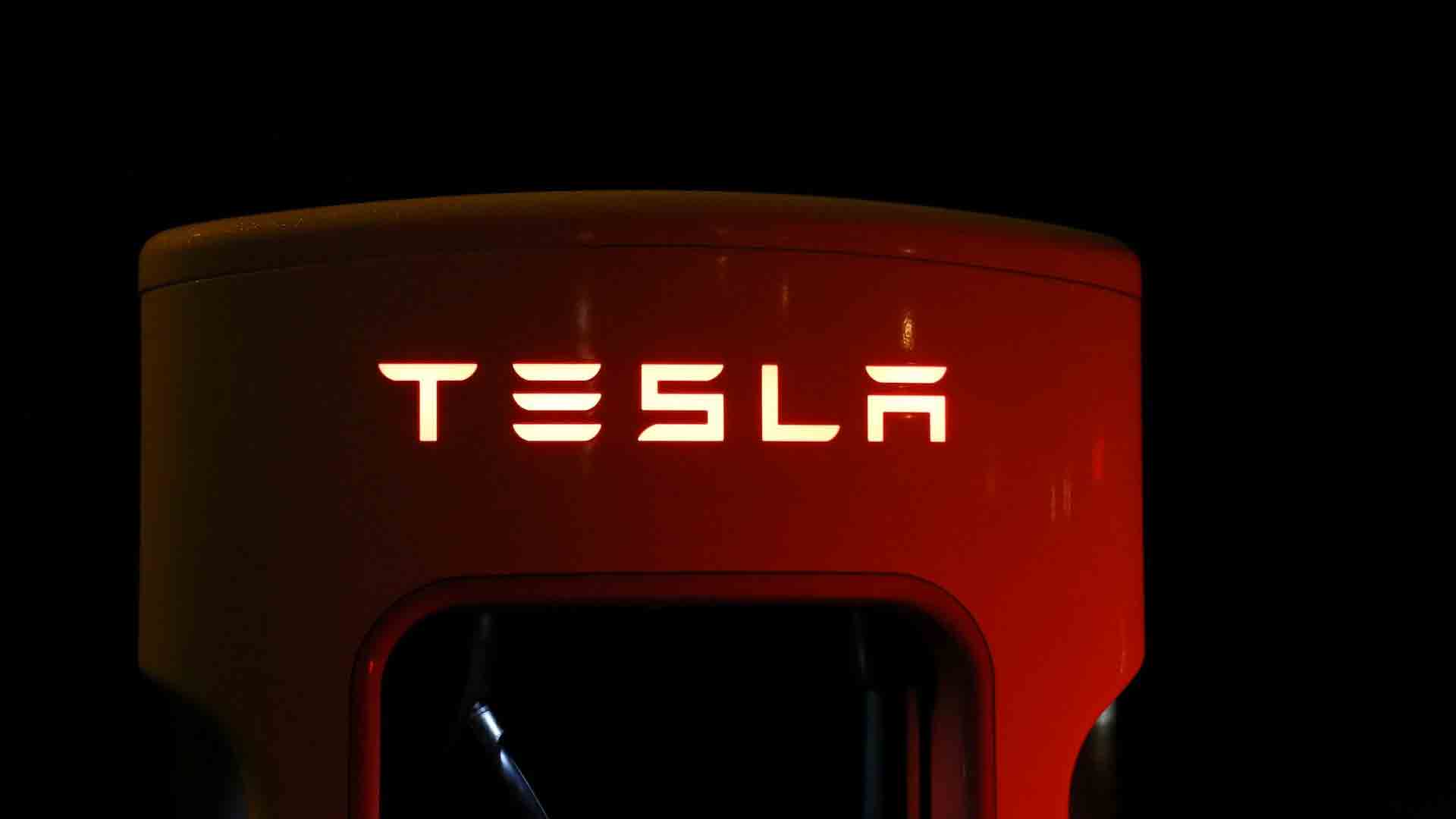 Tesla: trattative in corso per un sito di produzione di camion e furgoni elettrici in Italia