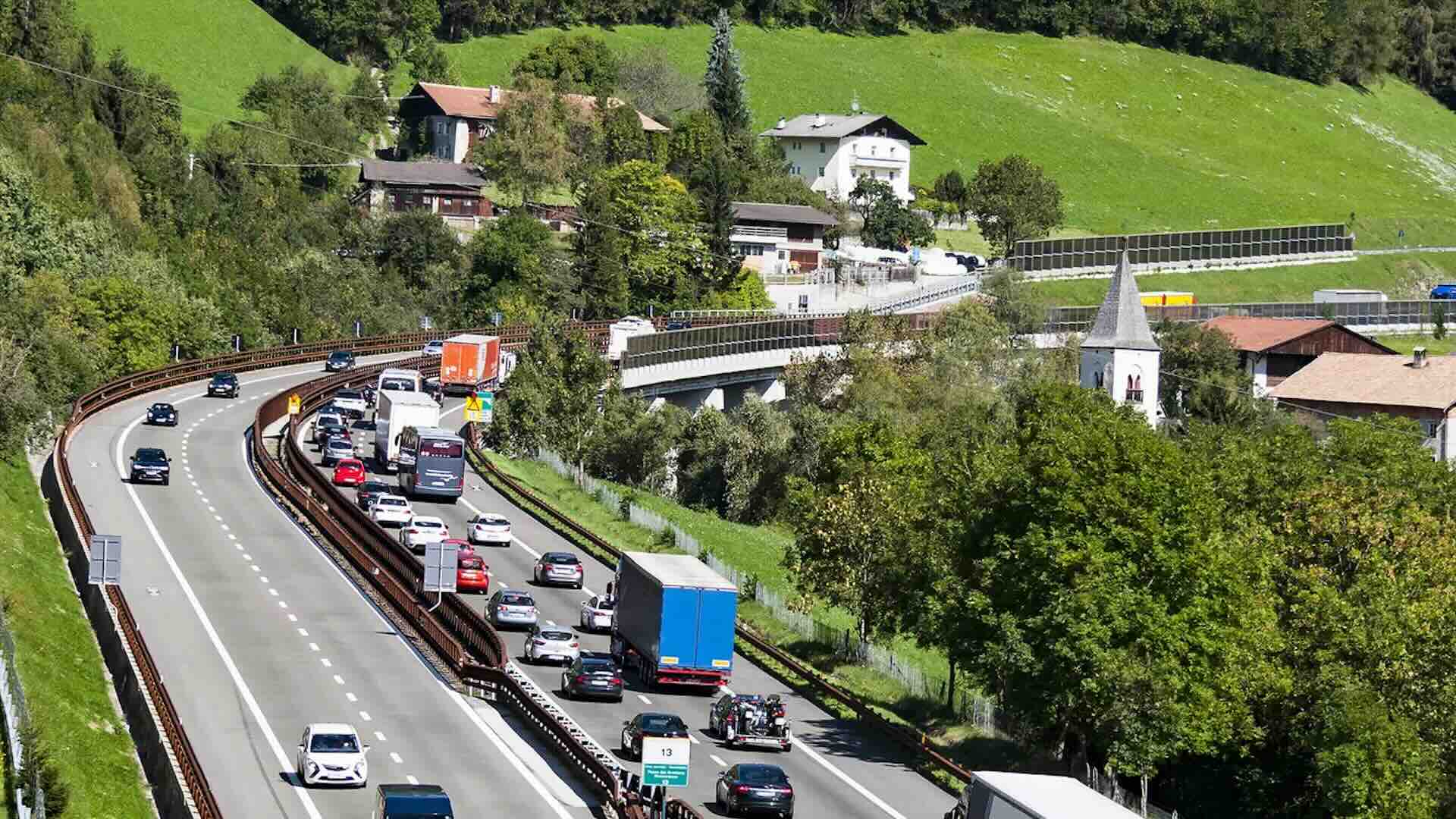 Divieti mezzi pesanti Brennero: danni all’autotrasporto per la corsia unica al Ponte Lueg