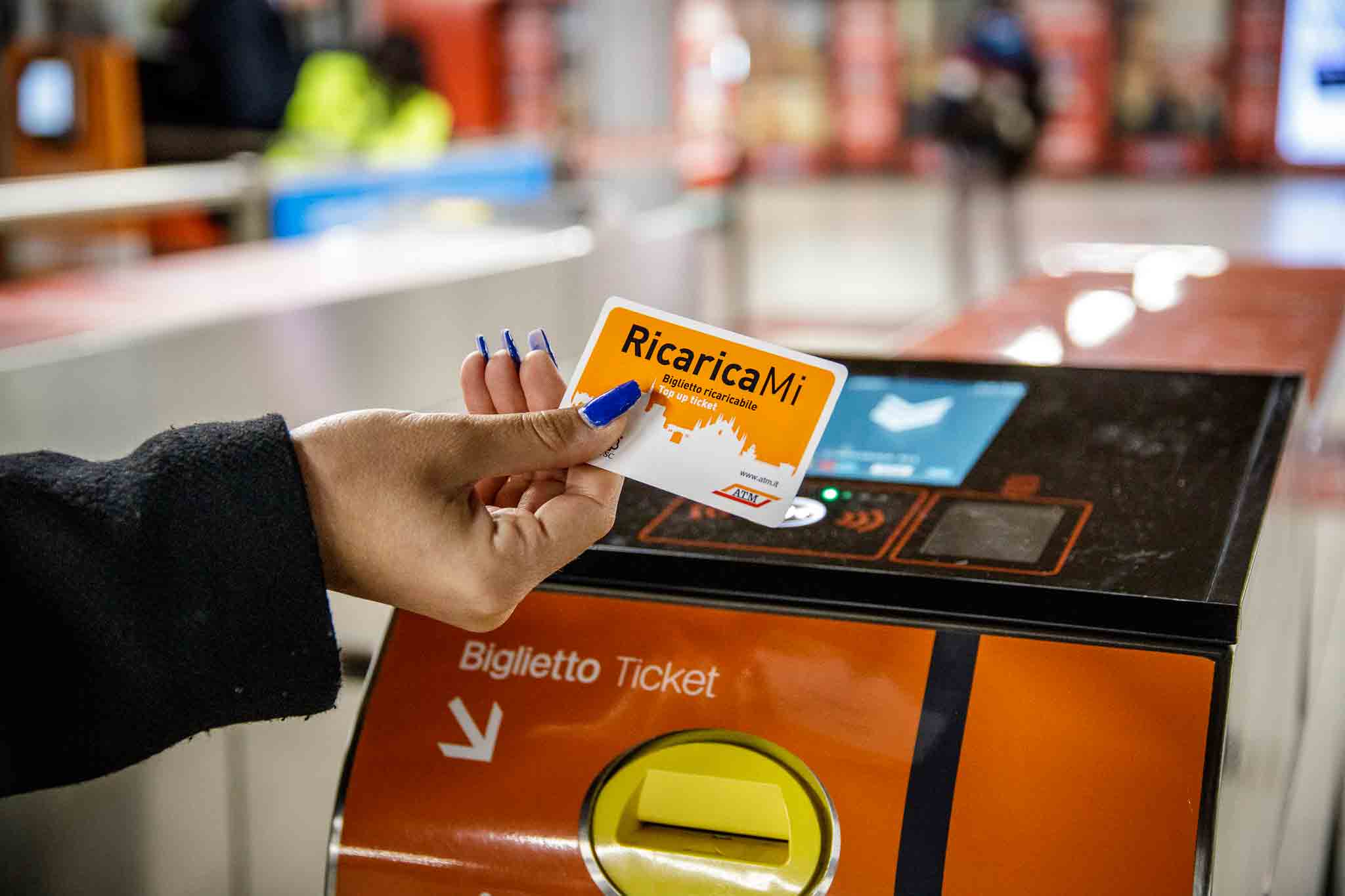 Milano elimina i biglietti usa e getta: dal 7 maggio spazio al ticket ricaricabile per bus, tram e metro