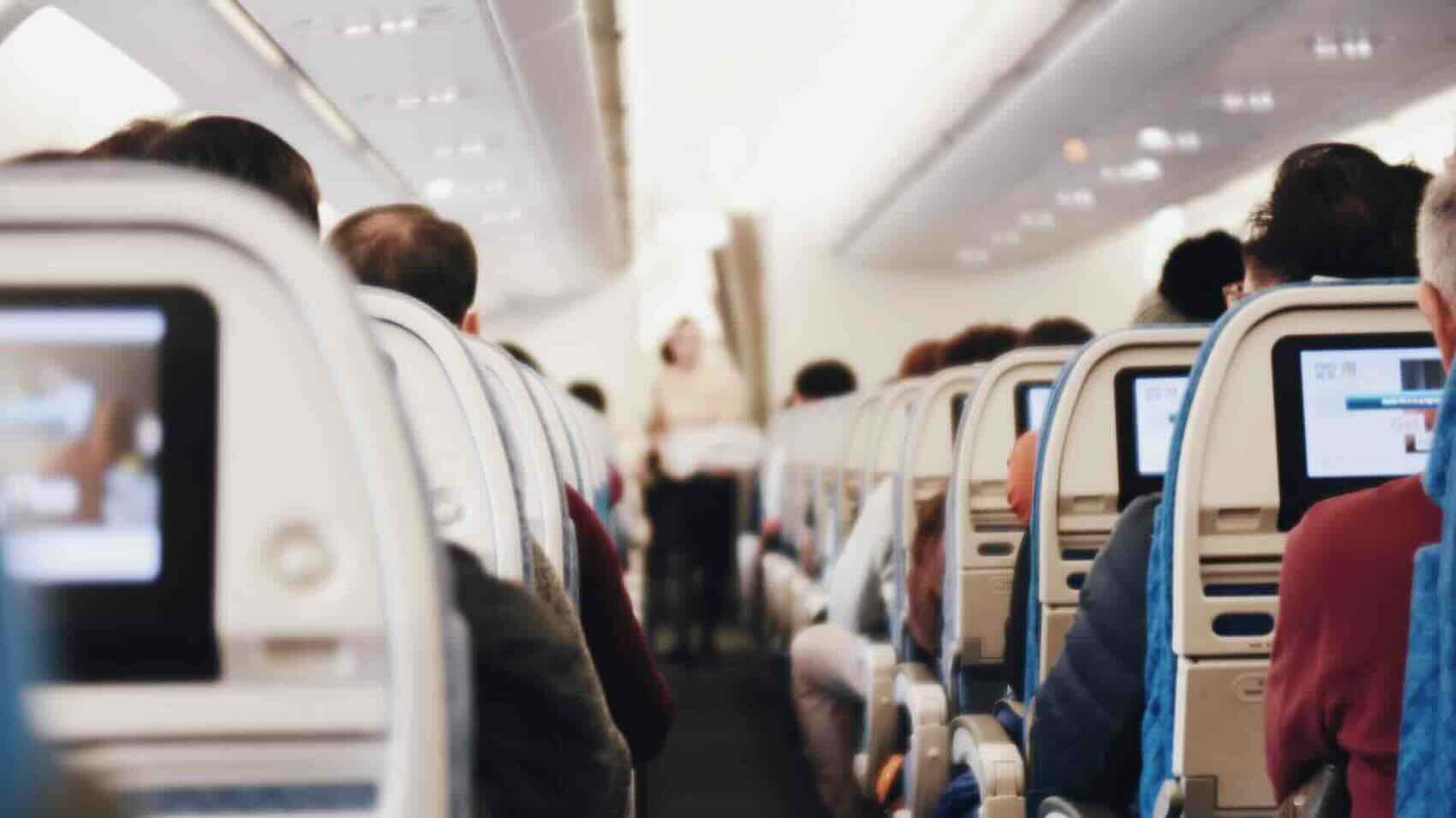 Voli aerei, stop ai costi extra per gli accompagnatori di minori e disabili