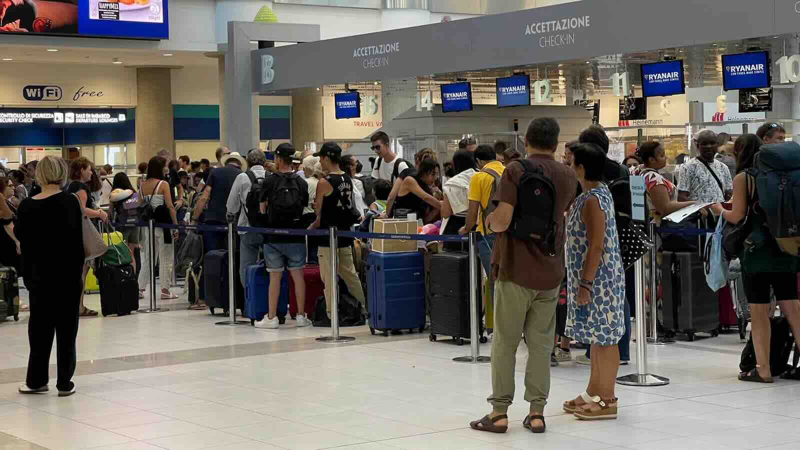 Aeroporto Salerno: voli cancellati da Easyjet e Jet2Holidays, Federalberghi interviene