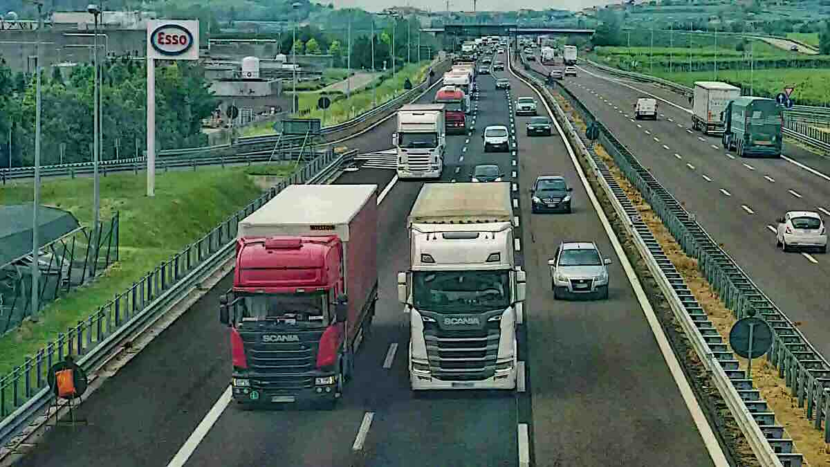Divieti mezzi pesanti Pasqua, 25 aprile e 1° maggio 2025