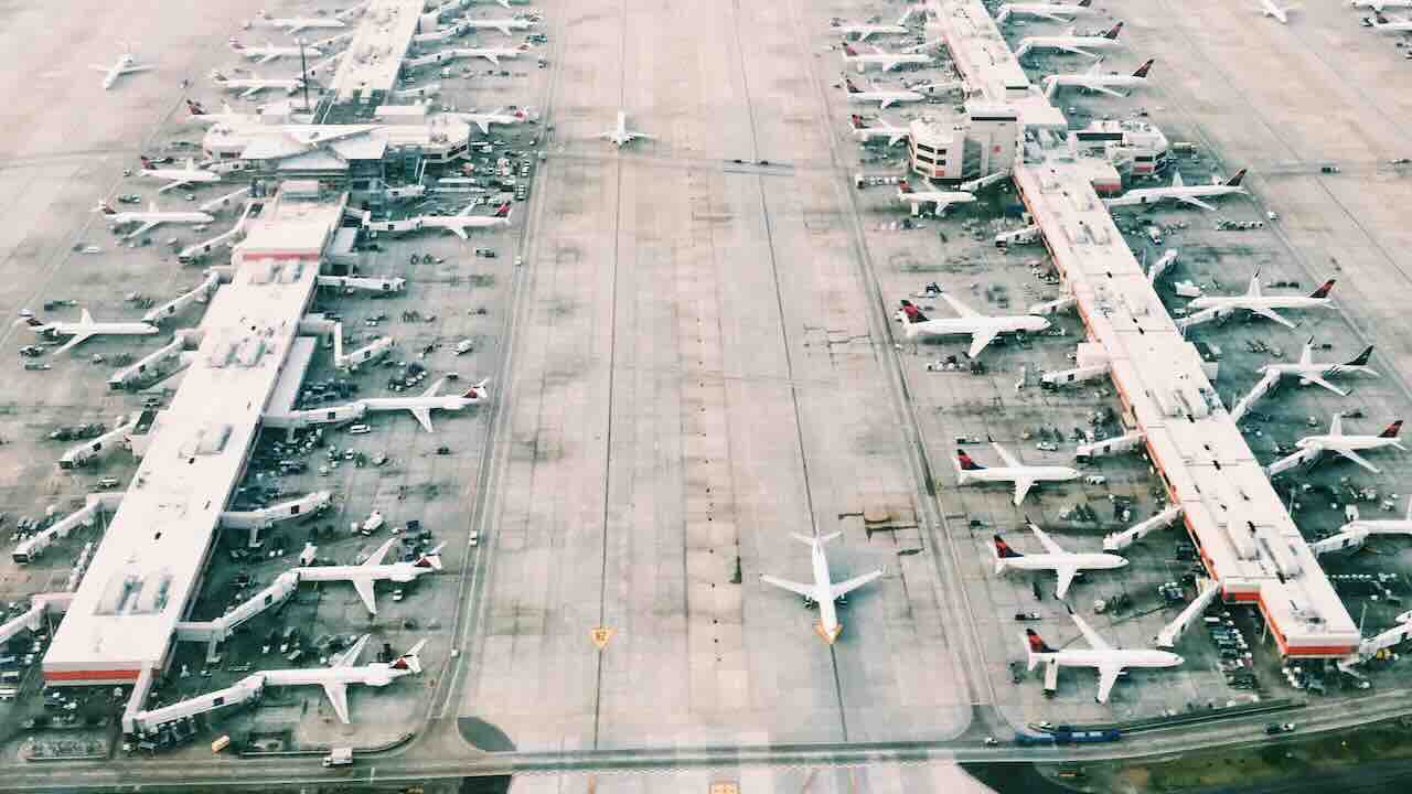 Crisi della capacità degli aeroporti: l’allarme di IATA e il rischio per i passeggeri dei voli aerei