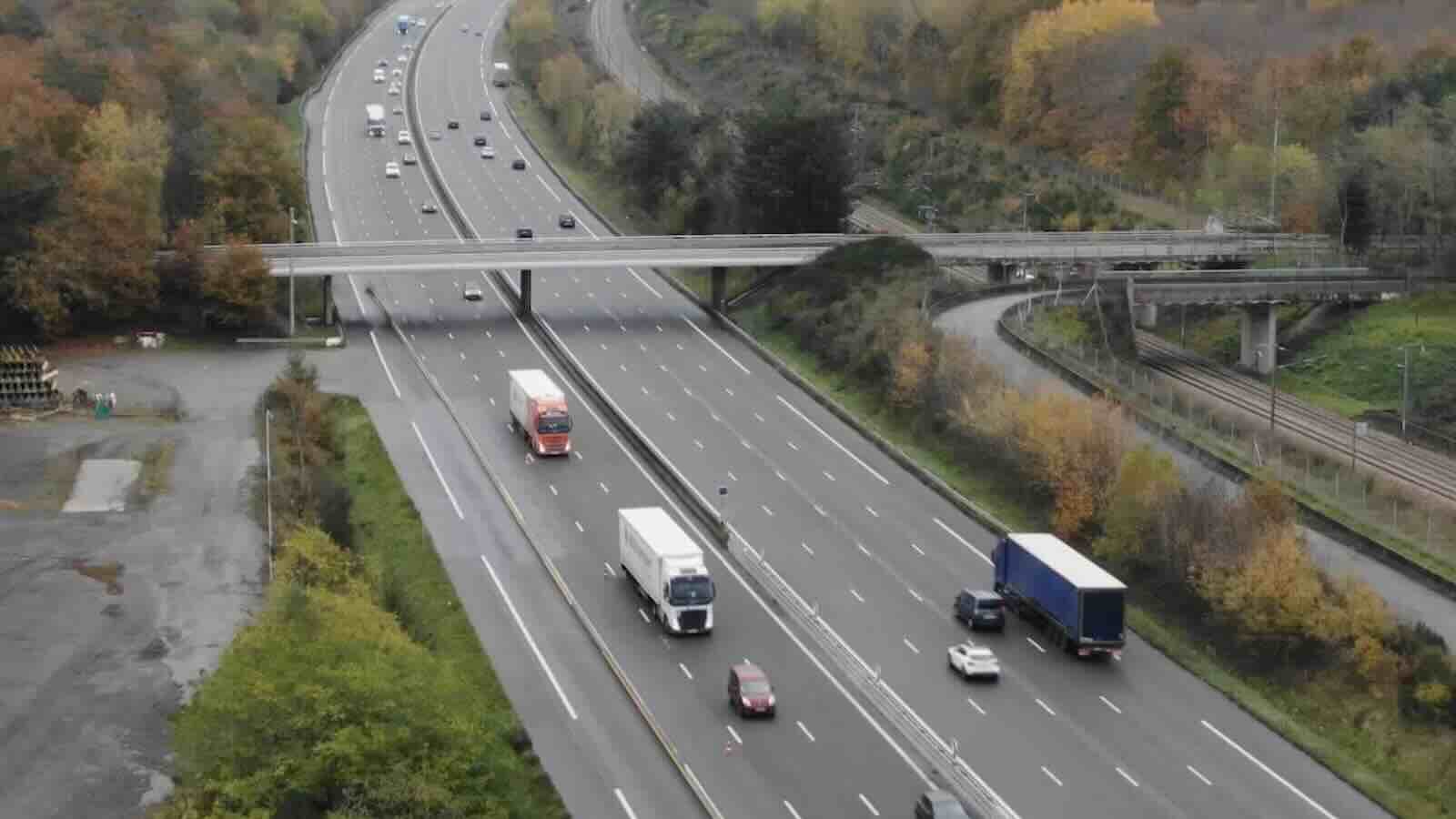 Autotrasporto: per i mezzi pesanti ricarica elettrica a induzione, carica mentre guidi