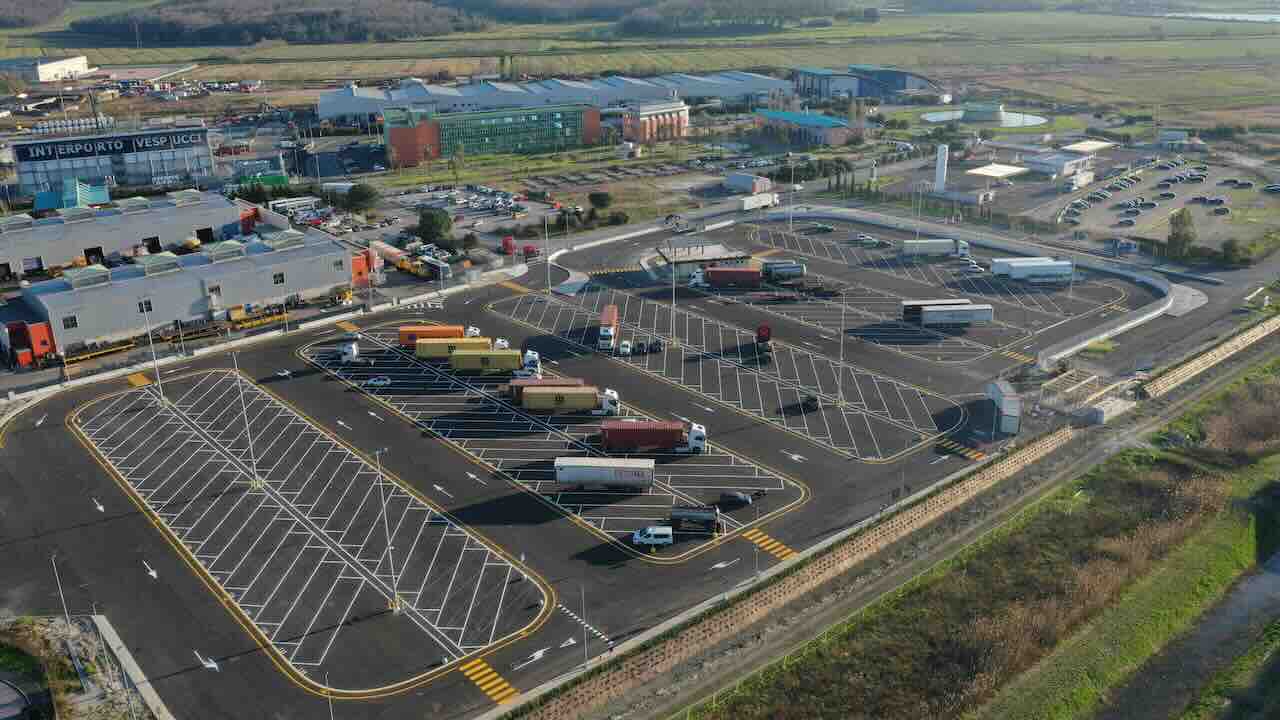 Autotrasporto, area di sosta camion e autisti di mezzi pesanti cercasi