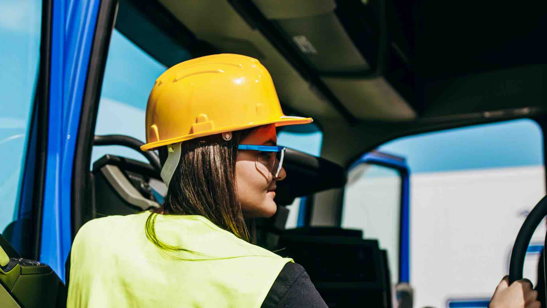 CCNL trasporti logistica e spedizioni: più opportunità di lavoro per le donne, ecco cosa dice il nuovo contratto