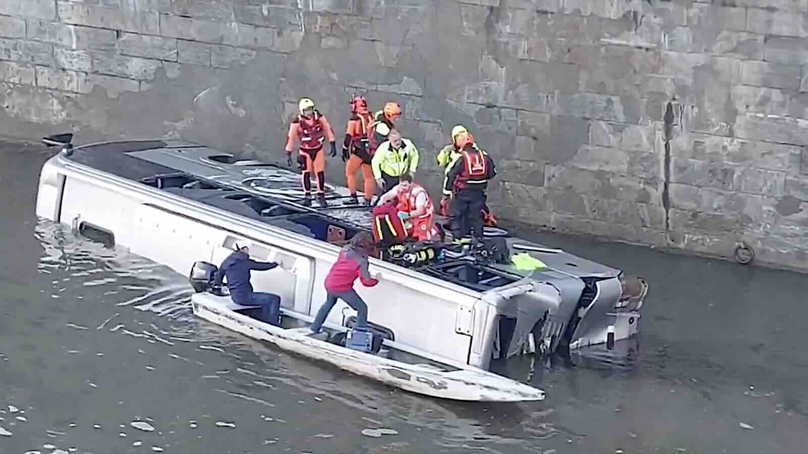 Torino, bus turistico cade nel fiume Po, morto l’autista