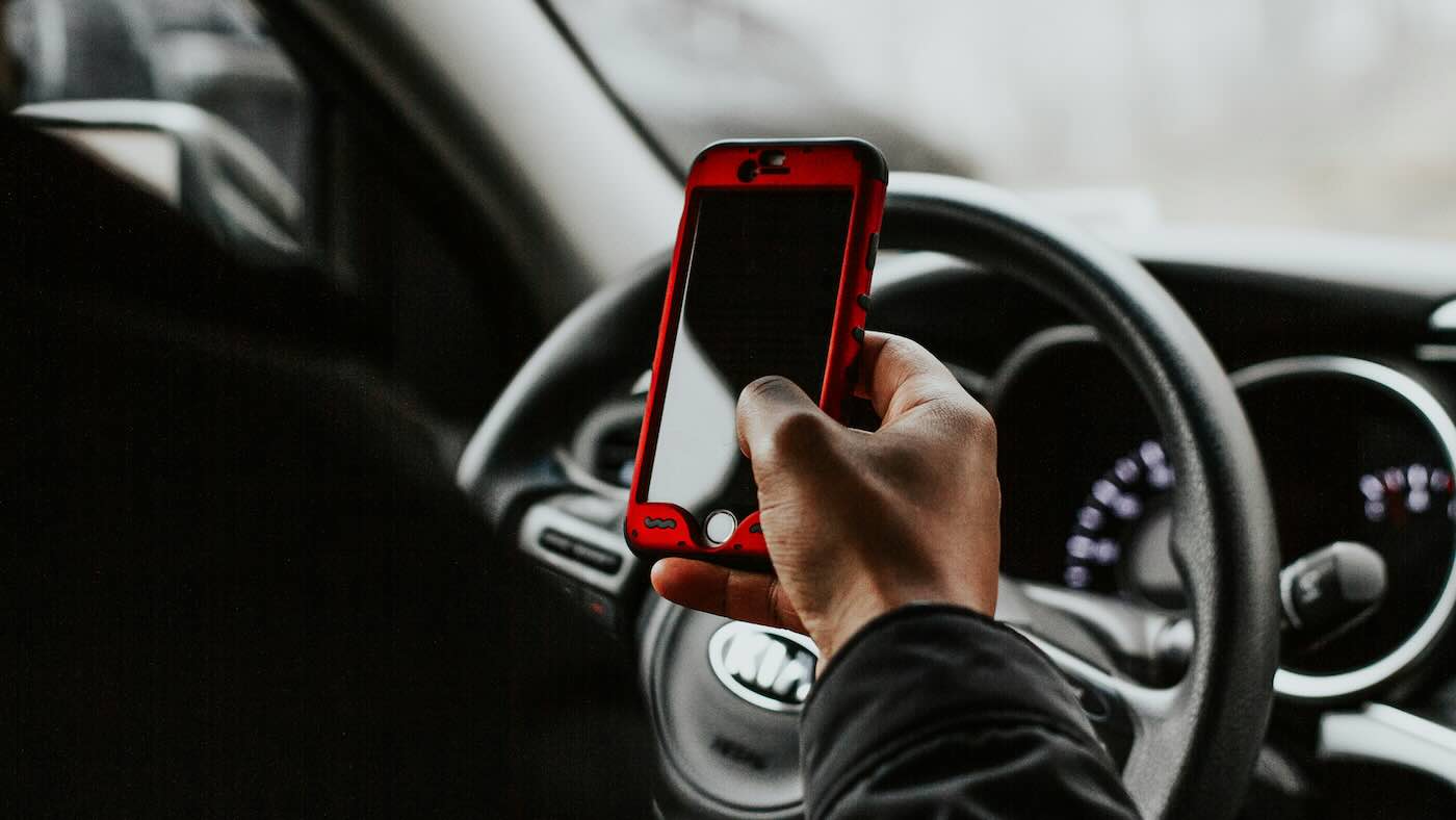 Boom di patenti ritirate per cellulare alla guida con il nuovo Codice della Strada