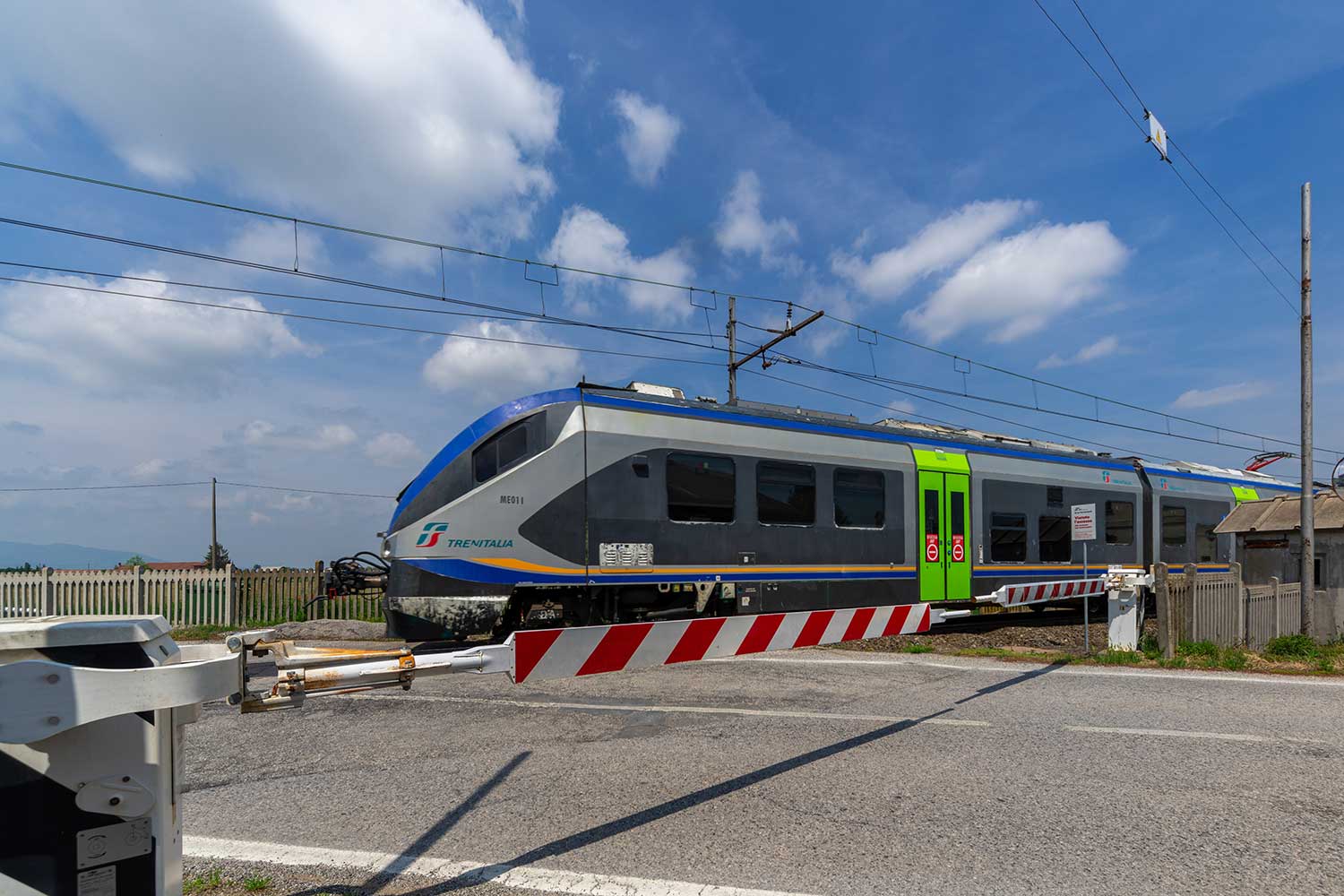Tragedia a Bari, treni sospesi a causa di un incidente mortale