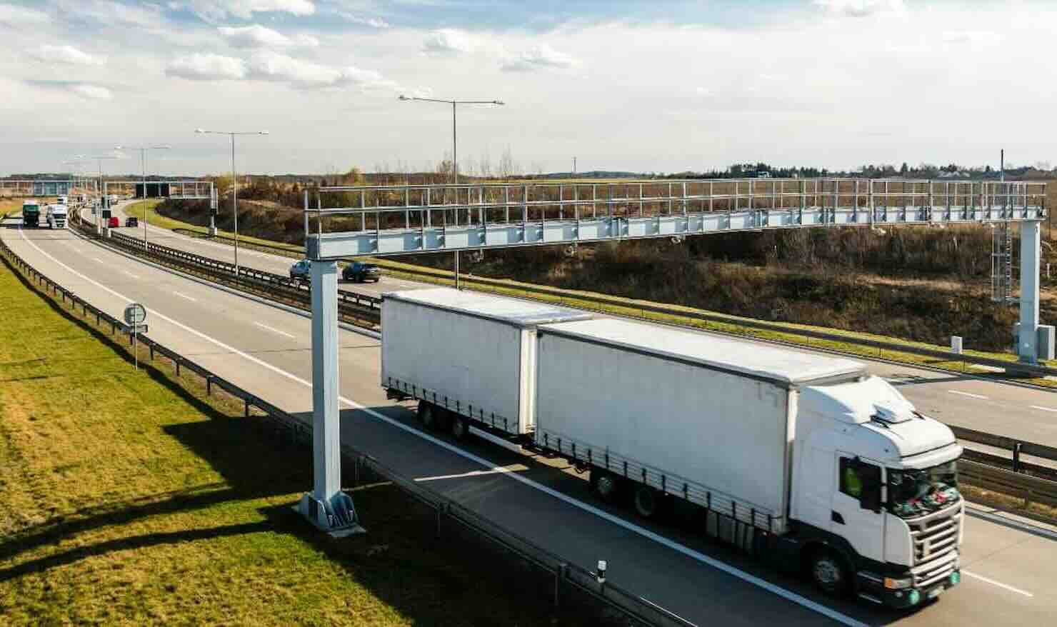 Autotrasporto, pedaggio chilometrico in autostrada per i camion dal 2026 nei Paesi Bassi